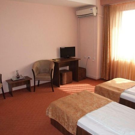 Plaisir Hotel Ploiesti Exterior photo